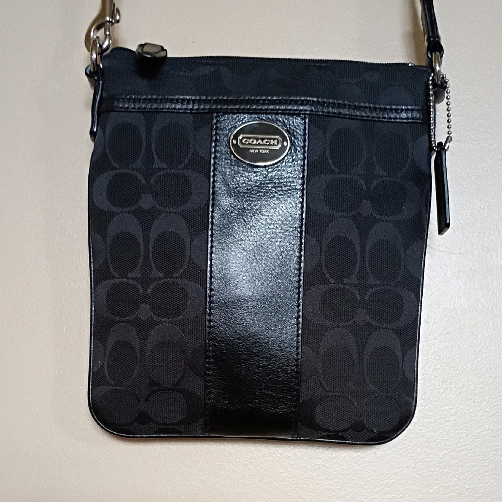 Coach Black Sutton Signature Swing Pack/ Crossbody - Picture 13 of 14